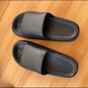 Sootheez comfy blacksandal W: 9.5-10.5, M: 8.5-9.5